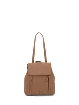 Mochila de cuero sintético color caramelo con solapa frontal, cierre principal y bolsillos laterales con tiradores largos. Incluye asa superior y logo de la marca grabado en la parte inferior.