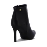 Bota corta de mujer Vizzano, color negro, con punta fina y taco alto y delgado. Presenta un diseño ajustado al tobillo y cierre posterior.