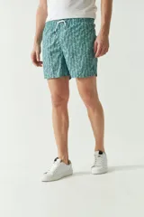 Short de baño con estampado de hojas, color verde menta, con cintura elástica y cordón ajustable. Cuenta con bolsillos laterales y uno trasero, y logo bordado.