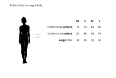 Minifalda negra de denim con diseño cruzado y cinturón con hebilla metálica.