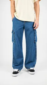 Pantalón cargo de denim azul con corte holgado y bolsillos laterales con solapa.