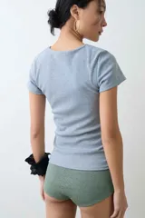 Remera de manga corta y cuello redondo confeccionada en suave tejido rib, con un diseño entallado al cuerpo.
