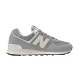 Championes urbanos New Balance modelo 574, color gris con detalles en blanco y crema. Confeccionados en una combinación de gamuza y malla, presentan el logo N característico en los laterales y entresuela con tecnología ENCAP para mayor soporte y confort.