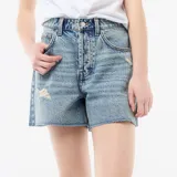 Short de denim azul con efecto destroy y roturas, tiro alto y diseño clásico de cinco bolsillos.