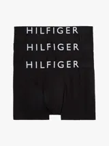 Pack de tres calzoncillos tipo trunk de algodón elástico, color negro, con cintura elástica ancha que presenta el logo de la marca en contraste.