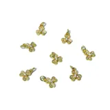 Capa de paño estructurado con corte amplio y caída natural. Presenta dijes decorativos en forma de cruz con cristales engastados en baño de oro, que aportan un detalle distintivo a la prenda.
