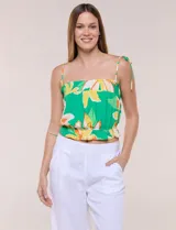Top crop de rayón con estampado floral tropical en tonos verdes, amarillos y blancos. Presenta escote recto, frunces elastizados en el pecho y la cintura, y tirantes finos para anudar en los hombros.