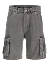 Bermuda cargo de jean de tiro alto, corte baggy fit y pernera amplia. Cuenta con múltiples bolsillos, incluyendo bolsillos cargo laterales, traseros, delanteros y para monedas, con cierre de botones y acabado stonewash efecto desgastado.