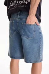 Bermuda de jean de algodón estilo baggy color negro.