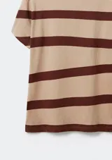 Blusa de manga corta con cuello redondo y estampado de cuadrícula blanca sobre fondo color tostado.