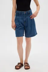 Short de jean de tiro alto con pinzas en la parte delantera, corte ancho y diseño clásico de cinco bolsillos.
