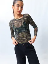 Top de manga larga con cuello a la base, estampado con diseño de cebra en tonos verde y marrón, con sutil transparencia.