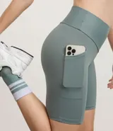 Bermuda deportiva de tiro alto con cintura ancha, confeccionada en tejido de poliamida con elastano, ofreciendo un ajuste cómodo y gran movilidad.