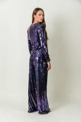 Pantalón ancho de poliéster con lentejuelas tornasoladas en tonos lila, azul y verde.