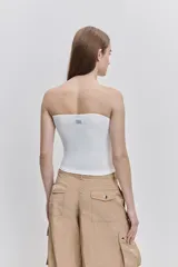Top strapless blanco de calce ajustado, con escote recto y diseño minimalista.