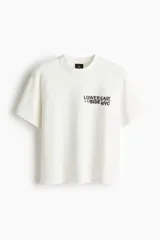 Remera de algodón de corte regular con cuello redondo y estampado gráfico en el pecho con la leyenda Lower East Side NYC.