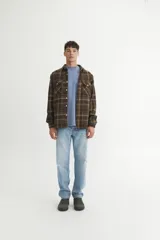 Sobrecamisa a cuadros azul marino y ocre, de franela gruesa, con cuello solapa clásico, calce holgado, bolsillos en el pecho con tapa y botones personalizados.