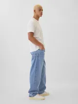 Pantalón jean de hombre en tono celeste claro (light wash), con diseño baggy de corte ancho y relajado.