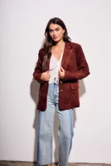 Blazer color marrón de gamuza sintética, corte clásico, con solapas y cierre con dos botones.