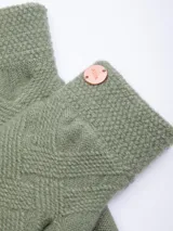 Guantes de tejido de punto color gris con diseño de líneas entrelazadas.