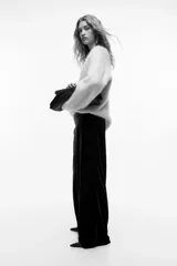 Pantalón de tiro alto de velour marrón, con cintura elástica, piernas rectas y pinzas frontales.