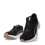 Championes de running Puma Skyrocket Lite 2 para mujer, en color negro con detalles en blanco y cobre. Presentan un diseño de malla transpirable, entresuela PUMALite para mayor amortiguación y plantilla SOFTFOAM+ para un confort superior. Cuentan con suela de goma de largo completo para una tracción óptima en superficies urbanas.