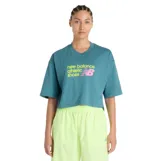 Remera cropped de corte oversize, color verde azulado, con cuello redondo y estampado gráfico frontal con el logo de la marca en tonos amarillo neón y rosado.