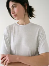Remera de manga corta color negro, de corte oversize y escote redondo, confeccionada en viscosa suave y liviana.