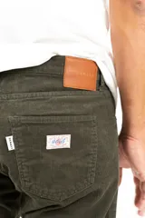 Pantalón de pana gruesa color verde musgo, de corte recto.