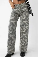 Jean de corte recto y calce relajado con estampado camuflado en tonos grises. Cuenta con diseño de cinco bolsillos y cierre frontal con botón.