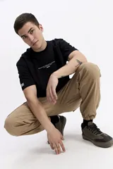 Remera de manga corta, escote redondo y fit regular, color negro, con un pequeño estampado blanco en el pecho.