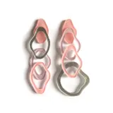 Aros colgantes con piezas irregulares en tonos rosa y plateado.