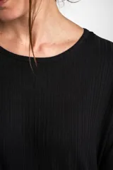 Vestido midi negro de manga corta, confeccionado en tejido de punto acanalado, con cuello redondo y corte recto.