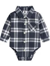 Body camisa a cuadros azul y blanco con cuello clásico, manga larga, bolsillo en el pecho y cierre inferior con broches a presión.