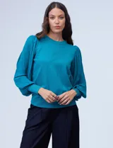 Buzo tejido en hilado fino color verde petróleo, marca Zac & Rachel. Tiene cuello redondo y mangas largas en gasa plisada.