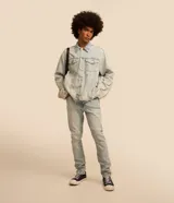 Pantalón de jean skinny para hombre con lavado dirty y efecto marmorizado, cuenta con cintura con trabillas, cierre tradicional y bolsillos.