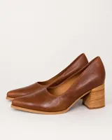 Zapatos de tacón de cuero color suela, con punta fina y taco ancho efecto madera.