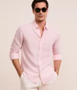 Camisa masculina de corte comfort, confeccionada en una mezcla de lino y algodón. Presenta cuello inglés, manga larga y cierre frontal abotonado.