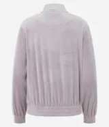 Campera deportiva de plush color negro con cuello alto, cierre frontal por cremallera, bolsillos laterales y detalle de piping blanco contrastante en mangas y bolsillos.