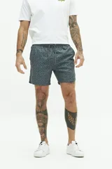 Short de baño con estampado floral en tonos azules, cintura elástica con cordón ajustable, bolsillos laterales y bolsillo trasero.