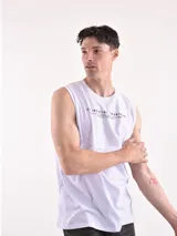 Musculosa blanca con estampado frontal con texto en negro.
