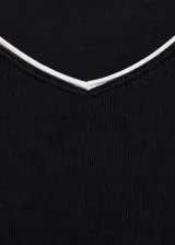 Camiseta de manga larga entallada con cuello en pico y detalle de ribete en contraste en el escote y los puños.