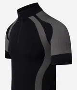 Remera negra ajustada al cuerpo, de cuello alto con cremallera y mangas cortas. Diseño seamless con estampa abstracta en tonos grises en hombros y laterales.