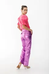 Pantalón cargo metalizado color dorado, con múltiples bolsillos, corte wide leg y tiro medio.