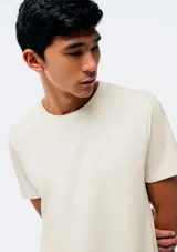 Camiseta básica de corte regular, con cuello redondo y mangas cortas, confeccionada en tejido liso.