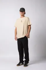 Remera oversize de algodón premium color verde militar, con estampado minimalista en el frente y una gráfica protagonista en la espalda.