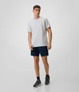 Bermuda deportiva Get Over de color azul marino, con textura discreta en relieve, cintura elástica ajustable con cordón y bolsillos laterales con cierre.