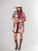 Chaqueta de estilo urbano confeccionada en material agamuzado con estampado artístico efecto acuarela en tonos borgoña, verde, ocre y celeste. Presenta solapas clásicas, cierre frontal y bolsillos laterales.