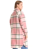 Sobrecamisa larga de tejido soft con estampado a cuadros en tonos beige, rosa y gris. Presenta cuello con solapa, cierre frontal con botones, bolsillos aplicados en el pecho y mangas largas con puños abotonados.