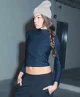 Polera negra de lycra mate, de manga larga y cuello alto.